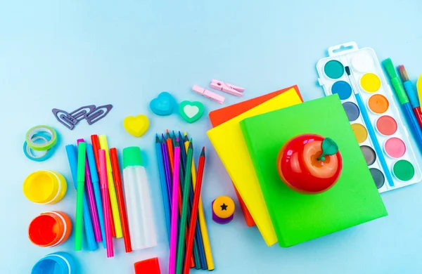 Papelería para estudiar en la escuela se encuentra en azul. De vuelta a la escuela. Color del arco iris —  Fotos de Stock