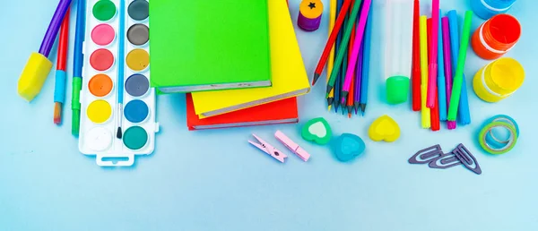 Psací potřeby pro studium ve školách jsou na modré. Zpátky do školy. Duhový barevný — Stock fotografie