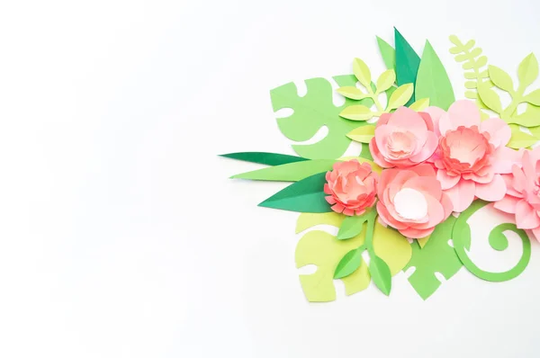 Blume aus Papier weißen Hintergrund. Trendfarbe Pastellkoralle. — Stockfoto