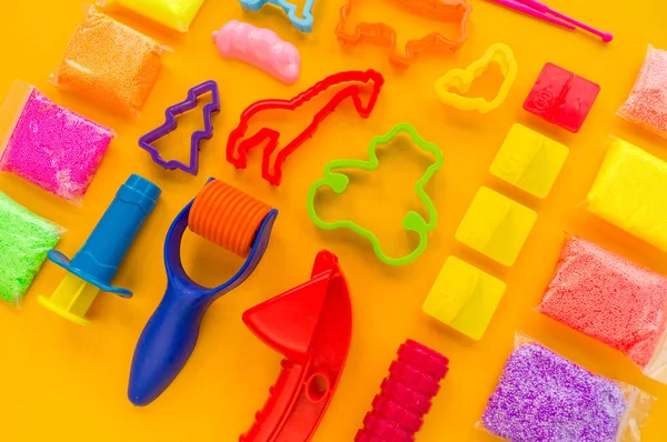 Malzeme ve kil modelleme araçları. Bir çocuk için yaratıcı ders.