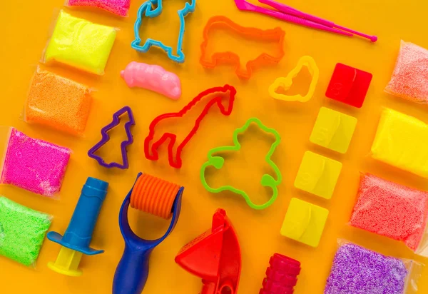 Malzeme ve kil modelleme araçları. Bir çocuk için yaratıcı ders.