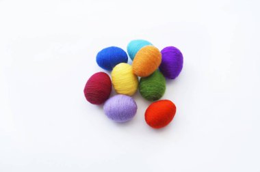 Paskalya yumurtaları yün örme. Manuel çalışma. Gökkuşağı. Paskalya.