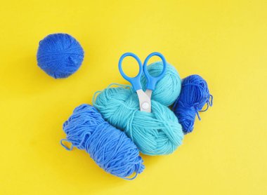 Mavi top yün iplik gibi. Konu, yün, mavi ve turkuaz renkleri makas ile.