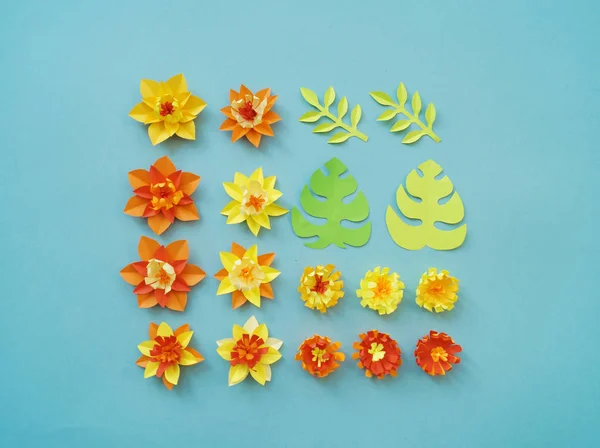 Flor e folha cor feita de artesanato de papel — Fotografia de Stock