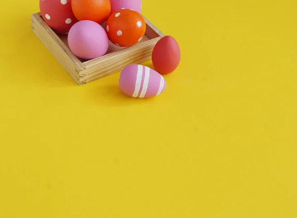 復活祭の卵の卵トレイ スタンドは。黄色の背景. — ストック写真