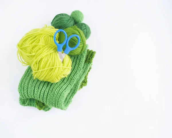 Des boules de laine colorées sont dans le panier. Des aiguilles. Tricot . — Photo