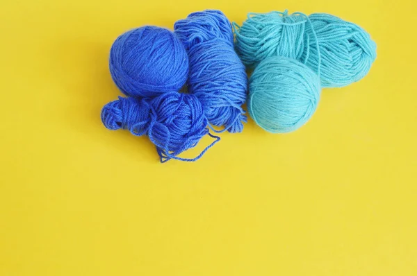 Bola azul de hilo de lana. Hilos, lana, colores azul y turquesa con un par de tijeras . — Foto de Stock