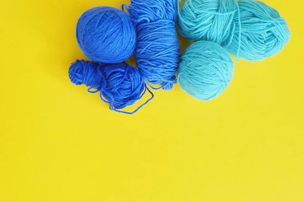Blauer Wollknäuel. Garne, Wolle, blaue und türkisfarbene Farben mit einer Schere. — Stockfoto