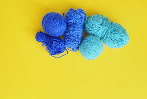 Boule bleue de fil de laine. Fils, laine, bleu et turquoise avec une paire de ciseaux . — Photo