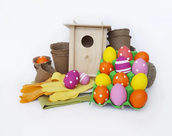 Composition décorative de Pâques. Oiseaux et oeufs de Pâques. Pots de fleurs — Photo