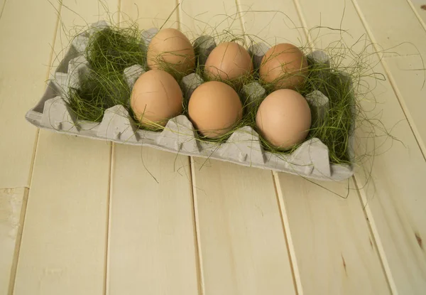 Våren. Påsk. Påsk ägg i en behållare för ägg. — Stockfoto