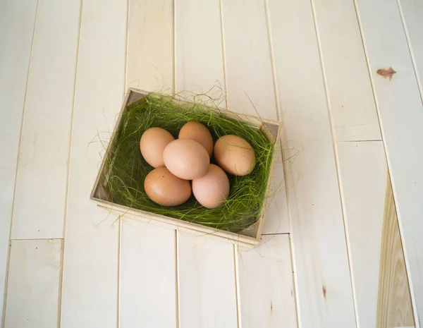 Våren. Påsk. Påsk ägg i en behållare för ägg. — Stockfoto