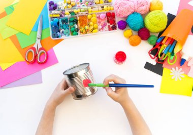 çocuk bir tin tan bir el yapımı tek boynuzlu at yapar. Gökkuşağı saç