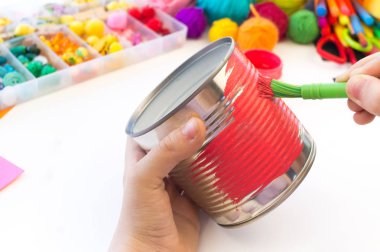 çocuk bir tin tan bir el yapımı tek boynuzlu at yapar. Gökkuşağı saç