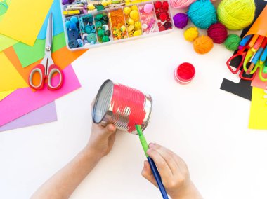 çocuk bir tin tan bir el yapımı tek boynuzlu at yapar. Gökkuşağı saç