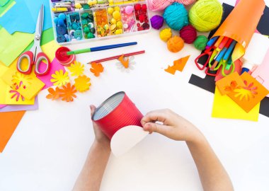 çocuk bir tin tan bir el yapımı tek boynuzlu at yapar. Gökkuşağı saç