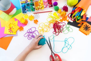 çocuk bir tin tan bir el yapımı tek boynuzlu at yapar. Gökkuşağı saç