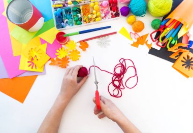 çocuk bir tin tan bir el yapımı tek boynuzlu at yapar. Gökkuşağı saç