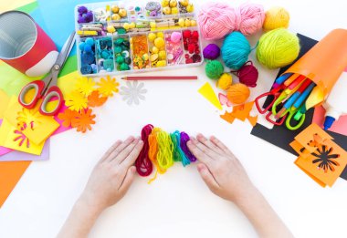 çocuk bir tin tan bir el yapımı tek boynuzlu at yapar. Gökkuşağı saç