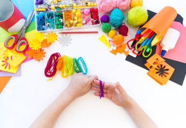 çocuk bir tin tan bir el yapımı tek boynuzlu at yapar. Gökkuşağı saç