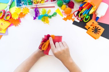 çocuk bir tin tan bir el yapımı tek boynuzlu at yapar. Gökkuşağı saç