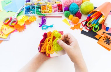 çocuk bir tin tan bir el yapımı tek boynuzlu at yapar. Gökkuşağı saç