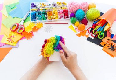 çocuk bir tin tan bir el yapımı tek boynuzlu at yapar. Gökkuşağı saç