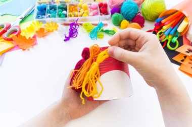 çocuk bir tin tan bir el yapımı tek boynuzlu at yapar. Gökkuşağı saç