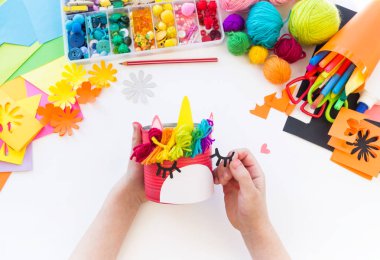 çocuk bir tin tan bir el yapımı tek boynuzlu at yapar. Gökkuşağı saç