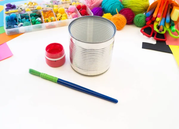 çocuk bir tin tan bir el yapımı tek boynuzlu at yapar. Gökkuşağı saç