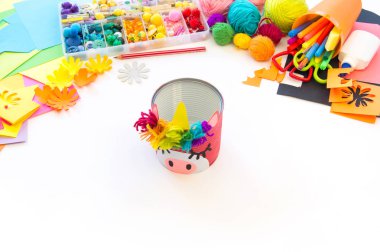 çocuk bir tin tan bir el yapımı tek boynuzlu at yapar. Gökkuşağı saç