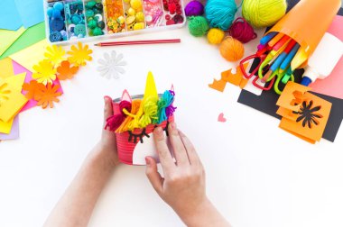 çocuk bir tin tan bir el yapımı tek boynuzlu at yapar. Gökkuşağı saç