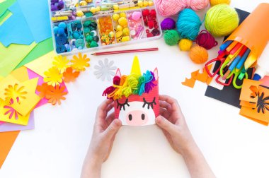 çocuk bir tin tan bir el yapımı tek boynuzlu at yapar. Gökkuşağı saç