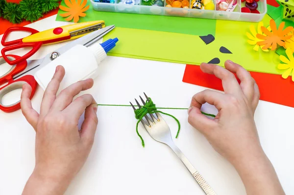 Tapa de papel diy para fiesta de frutas. Cumpleaños de sandía. Las manos de los niños hacen artesanías . —  Fotos de Stock