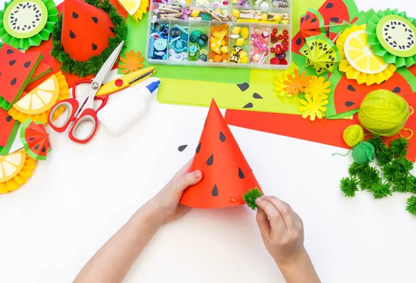 Tappo di carta fai da te per la festa della frutta. Compleanno anguria. Le mani dei bambini fanno mestieri . — Foto Stock