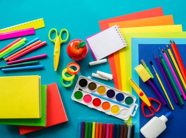 Okulda eğitim için kırtasiye mavi yatıyor. Okula geri dön. Gökkuşağı rengi