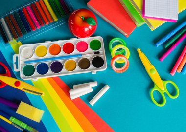 Okulda eğitim için kırtasiye mavi yatıyor. Okula geri dön. Gökkuşağı rengi