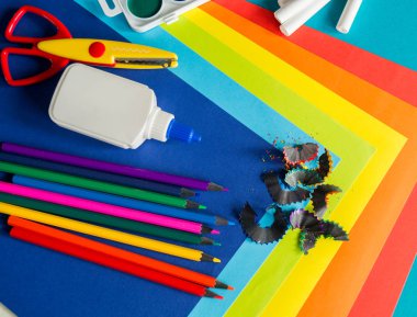 Okulda eğitim için kırtasiye mavi yatıyor. Okula geri dön. Gökkuşağı rengi