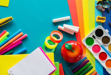 Okulda eğitim için kırtasiye mavi yatıyor. Okula geri dön. Gökkuşağı rengi