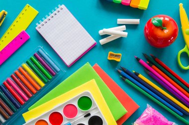 Okulda eğitim için kırtasiye mavi yatıyor. Okula geri dön. Gökkuşağı rengi