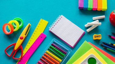 Okulda eğitim için kırtasiye mavi yatıyor. Okula geri dön. Gökkuşağı rengi