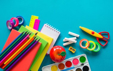 Okulda eğitim için kırtasiye mavi yatıyor. Okula geri dön. Gökkuşağı rengi