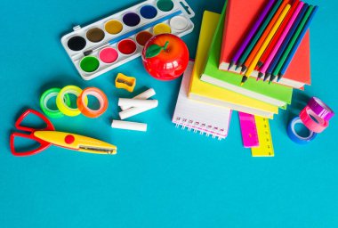 Okulda eğitim için kırtasiye mavi yatıyor. Okula geri dön. Gökkuşağı rengi