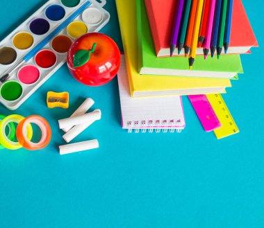 Okulda eğitim için kırtasiye mavi yatıyor. Okula geri dön. Gökkuşağı rengi