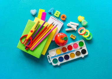 Okulda eğitim için kırtasiye mavi yatıyor. Okula geri dön. Gökkuşağı rengi