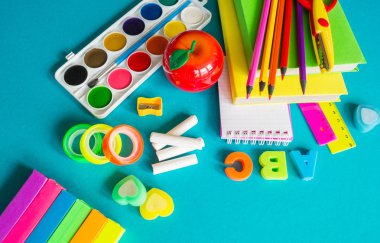 Okulda eğitim için kırtasiye mavi yatıyor. Okula geri dön. Gökkuşağı rengi