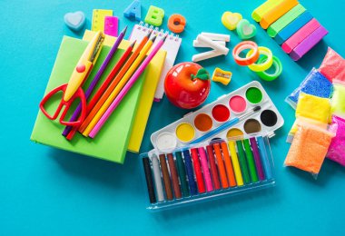 Okulda eğitim için kırtasiye mavi yatıyor. Okula geri dön. Gökkuşağı rengi