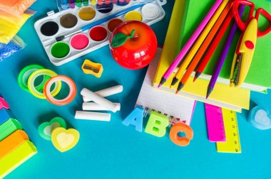 Okulda eğitim için kırtasiye mavi yatıyor. Okula geri dön. Gökkuşağı rengi