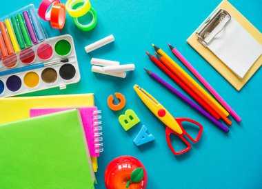 Okulda eğitim için kırtasiye mavi yatıyor. Okula geri dön. Gökkuşağı rengi