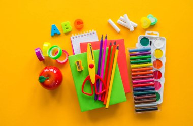 Kırtasiye sarısı arka plan. Eğitim. Öğrenme ve yaratıcılık için eğitim materyali.